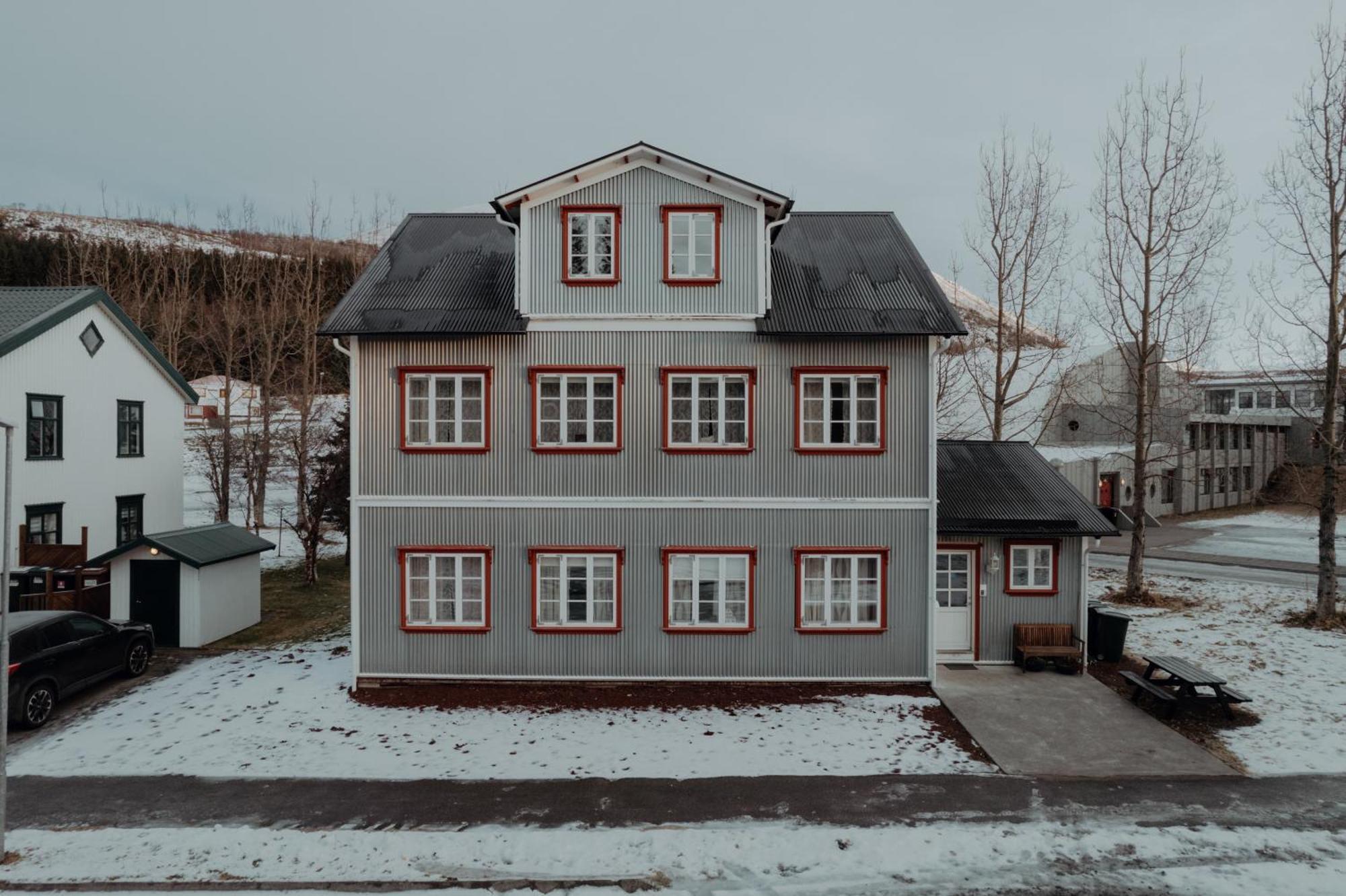 Gamli Skolinn Husavik Bagian luar foto