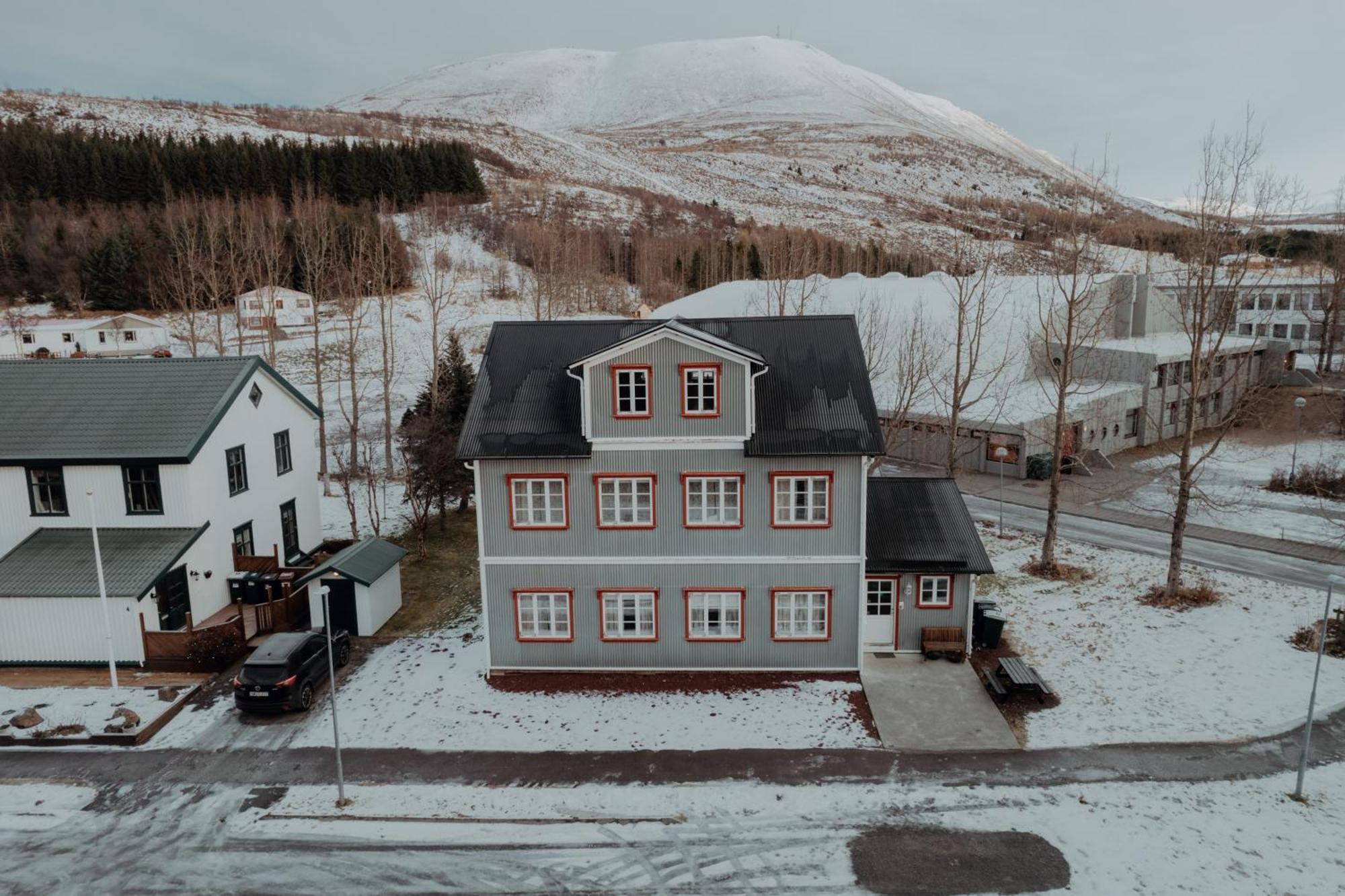 Gamli Skolinn Husavik Bagian luar foto