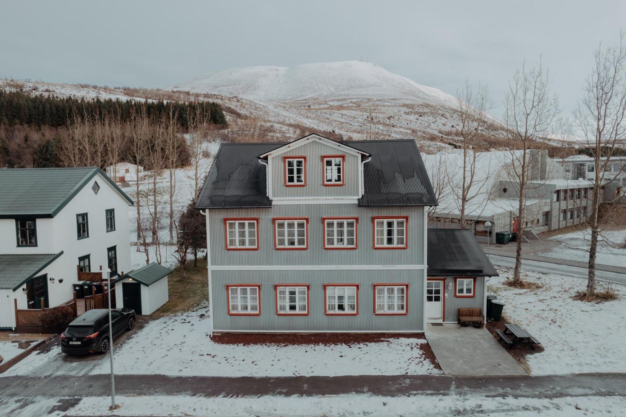 Gamli Skolinn Husavik Bagian luar foto
