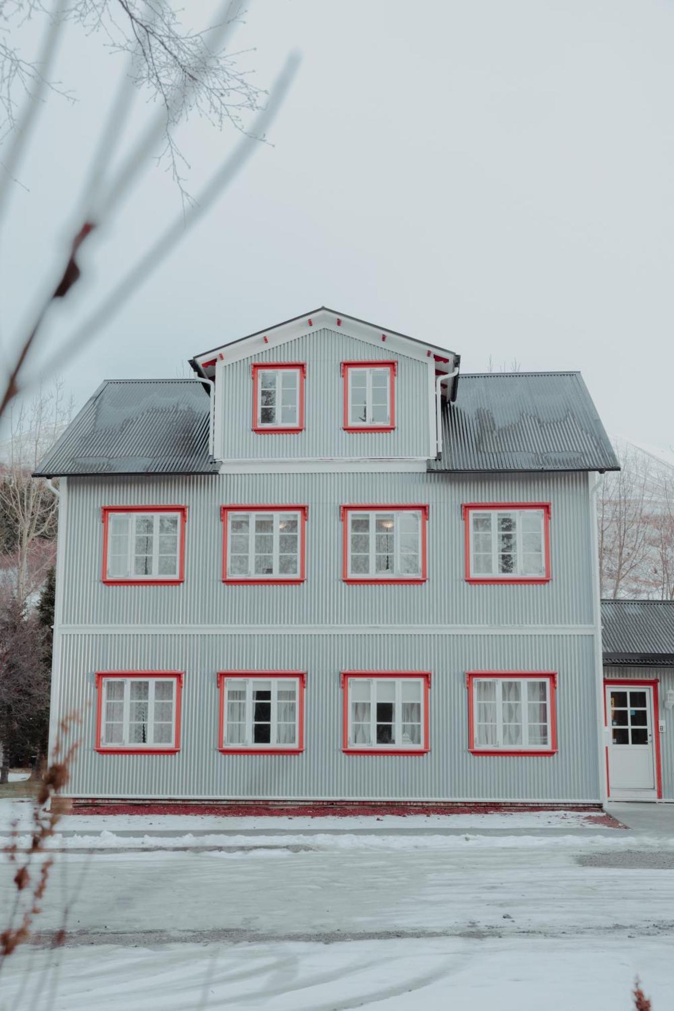 Gamli Skolinn Husavik Bagian luar foto