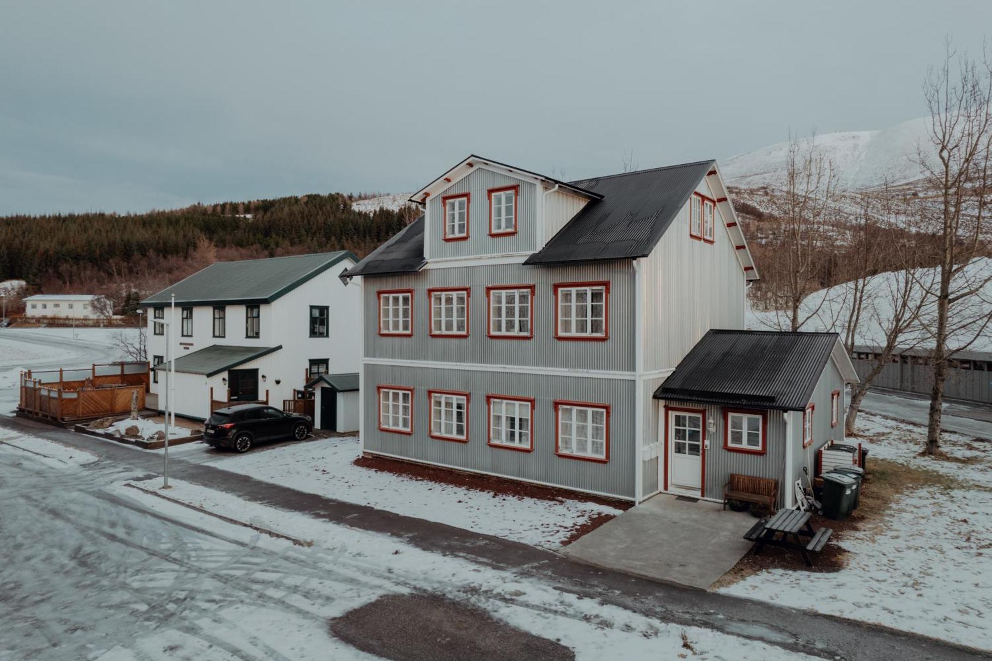 Gamli Skolinn Husavik Bagian luar foto