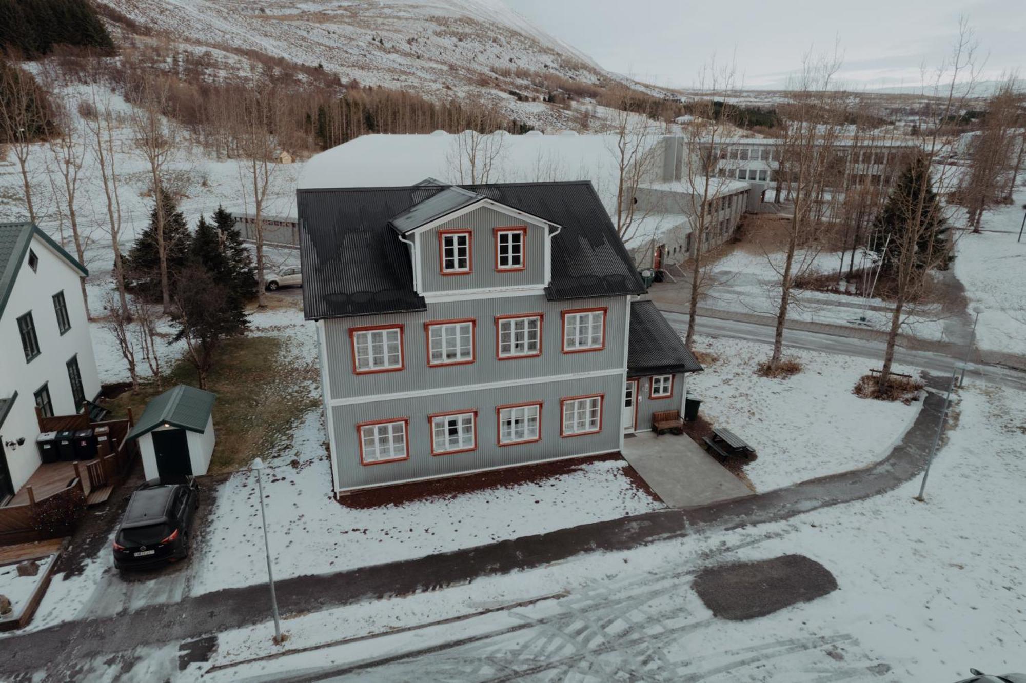 Gamli Skolinn Husavik Bagian luar foto