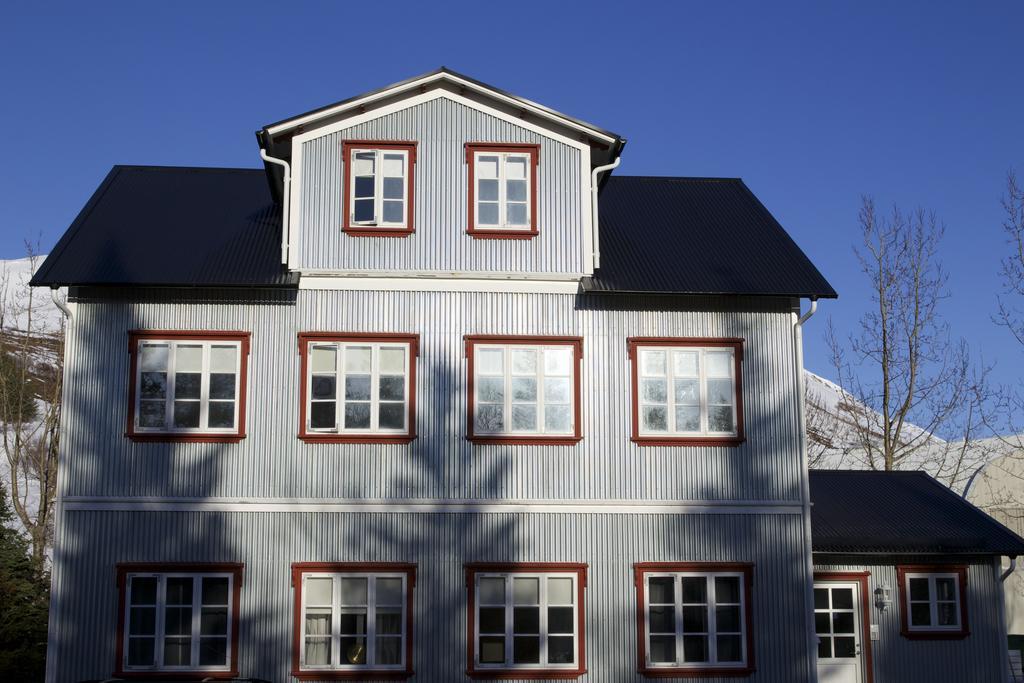 Gamli Skolinn Husavik Bagian luar foto
